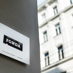 Fonda Schild auf der Neubaugasse