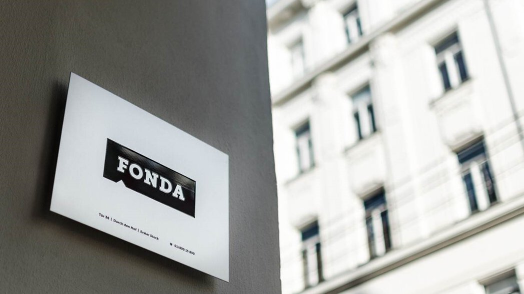 Fonda Schild auf der Neubaugasse